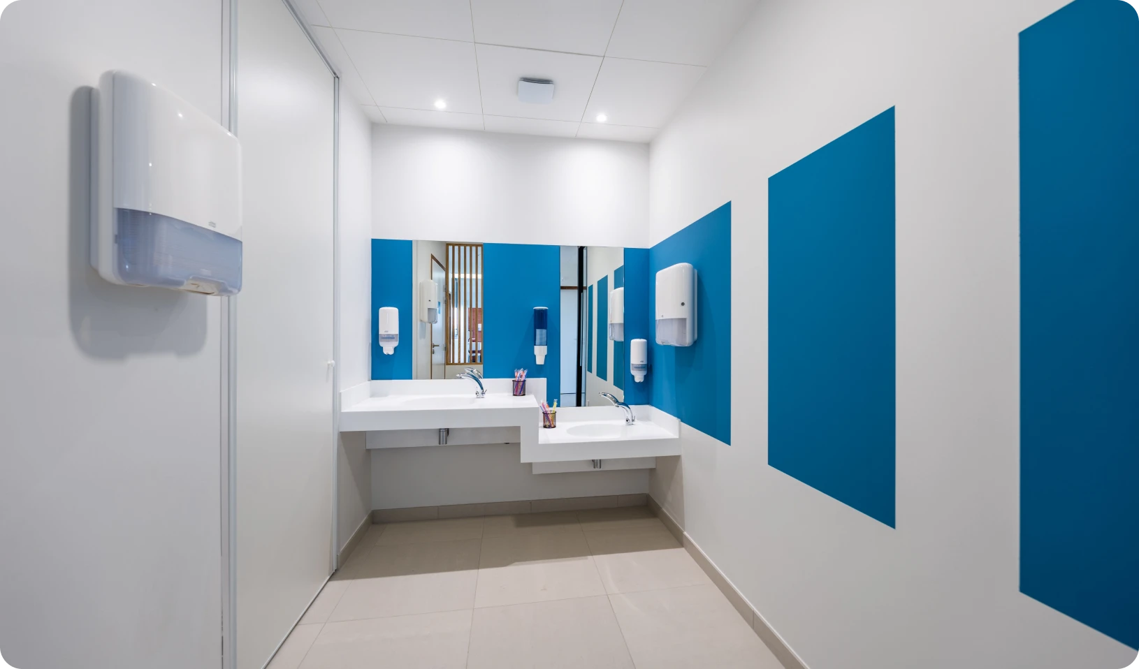 Espace hygiène du cabinet, lavabos à disposition des patients