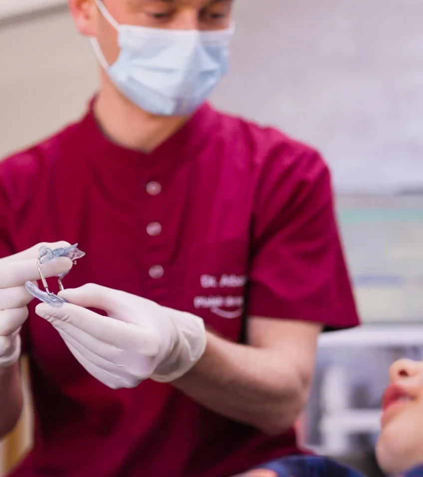 Dr Guillaume Arbouin montre un appareil transparent à un jeune garçon