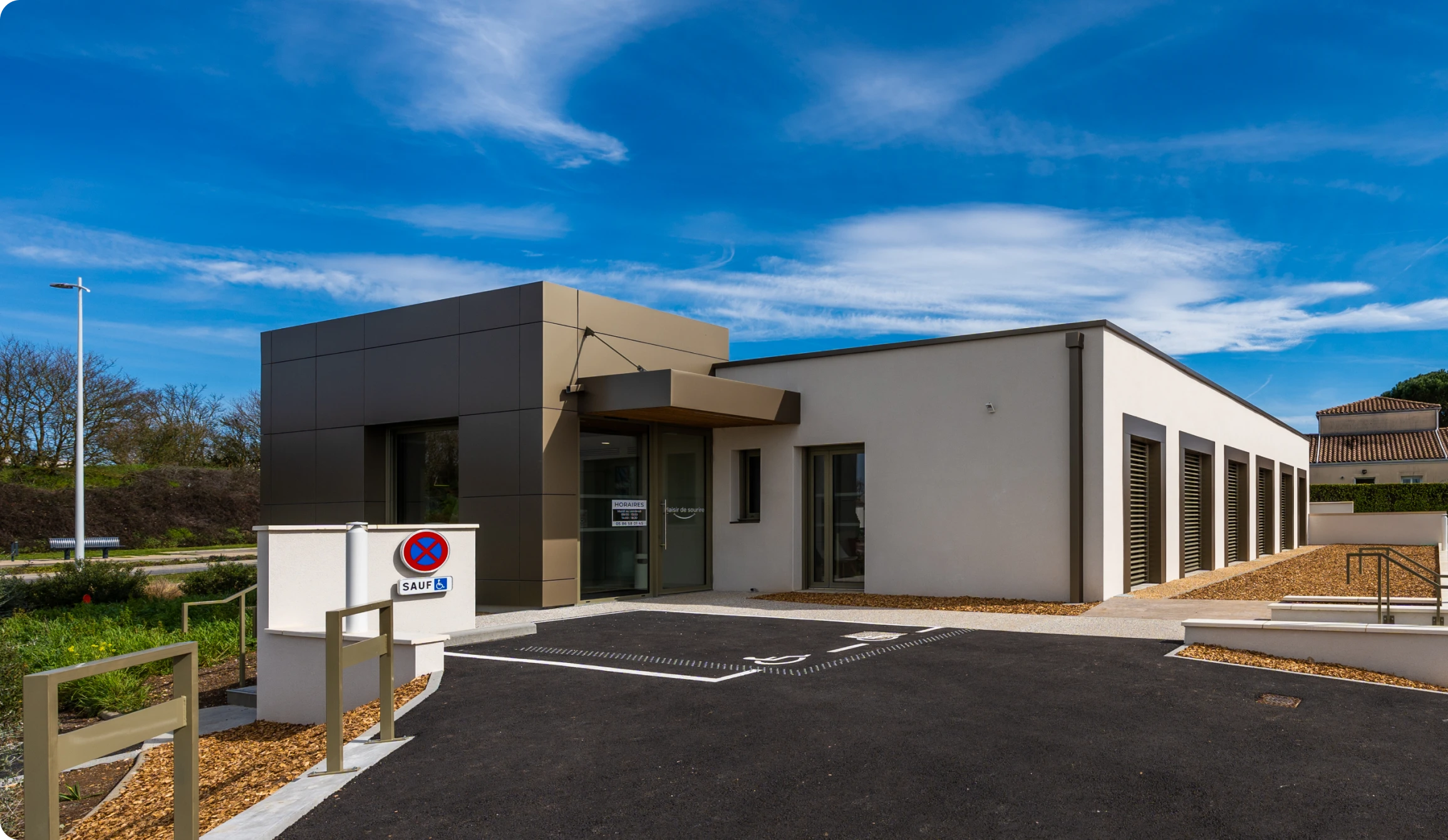 cabinet-plaisir-sourire-aiffres-facade-parking